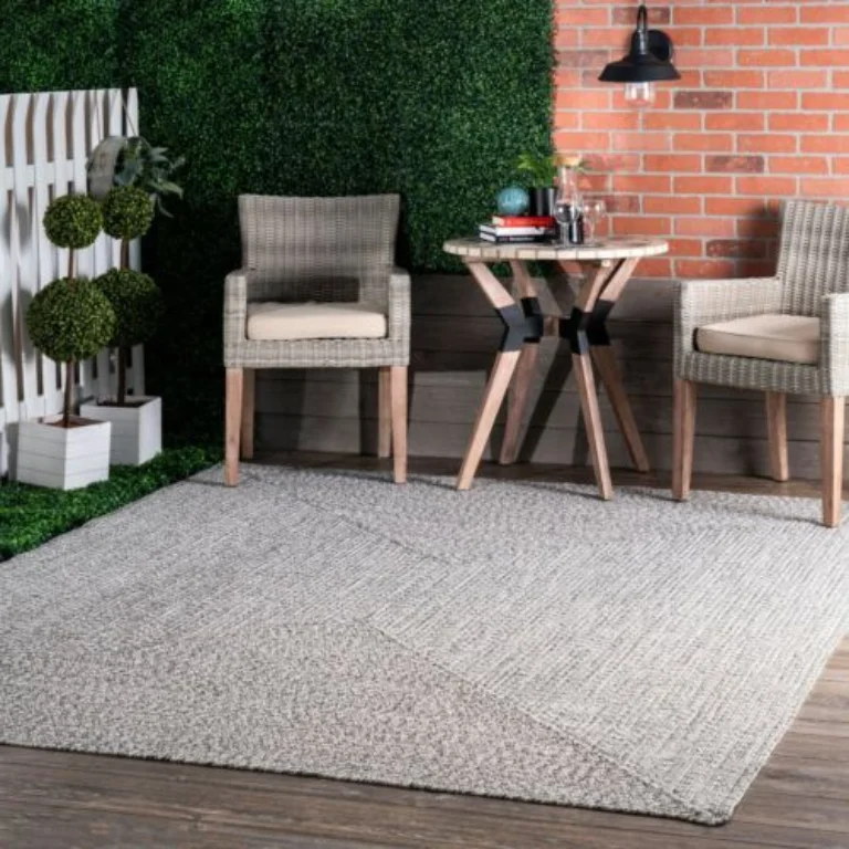 Stylish outdoor carpet Dubai garden
